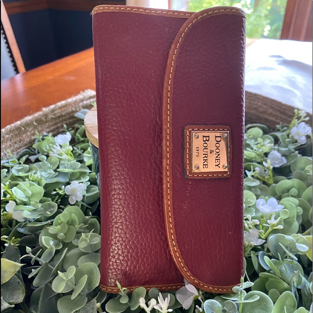 Dooney and Bourke pebble grain continental clutch wallet